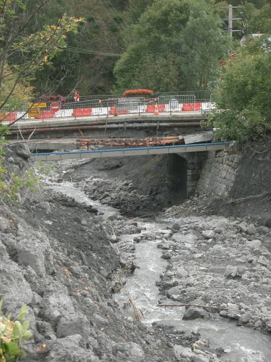 9 le pont au niveau de la departementale a ete endommage 